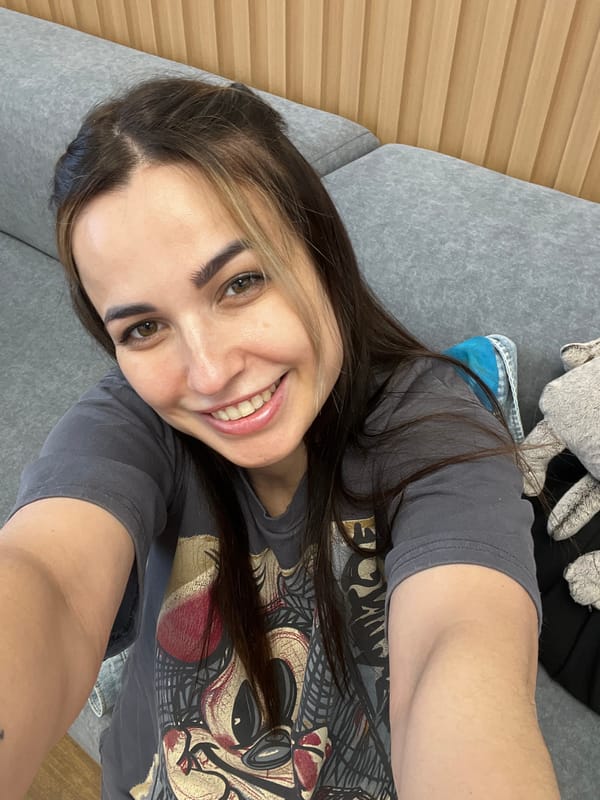 Woman documents late-night airport journey through selfies and meals