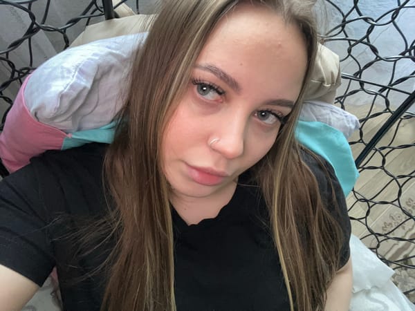 Woman spends afternoon taking selfies in Russian garden setting