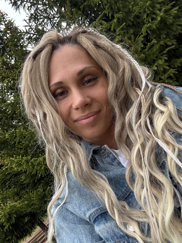 Blonde woman photographed at two Russian locations within 22 minutes