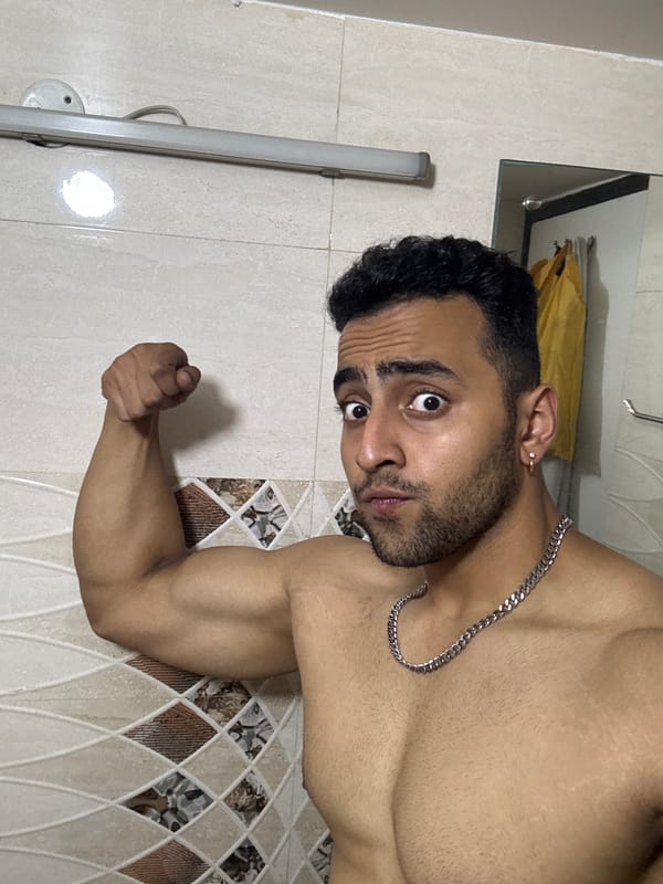 Man takes bathroom selfies in Kolkata early morning