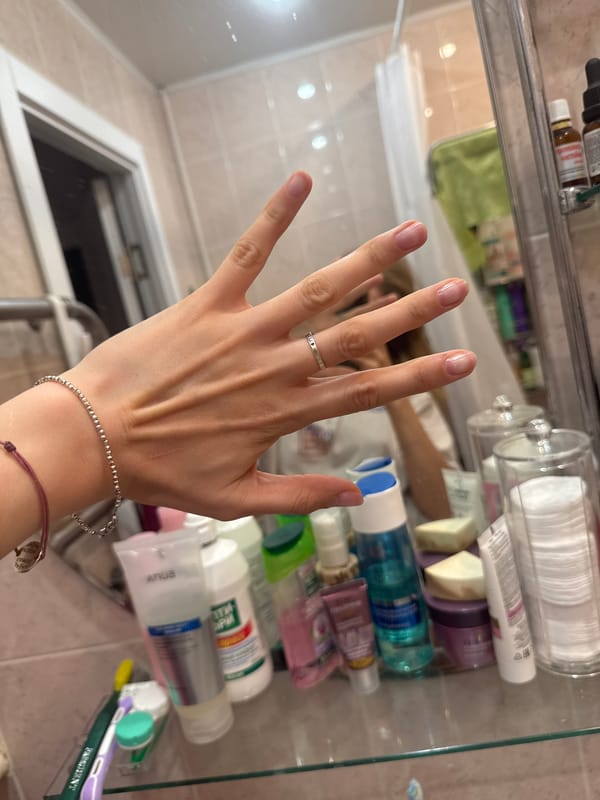 Woman Takes Series of Bathroom Selfies in Izhevsk