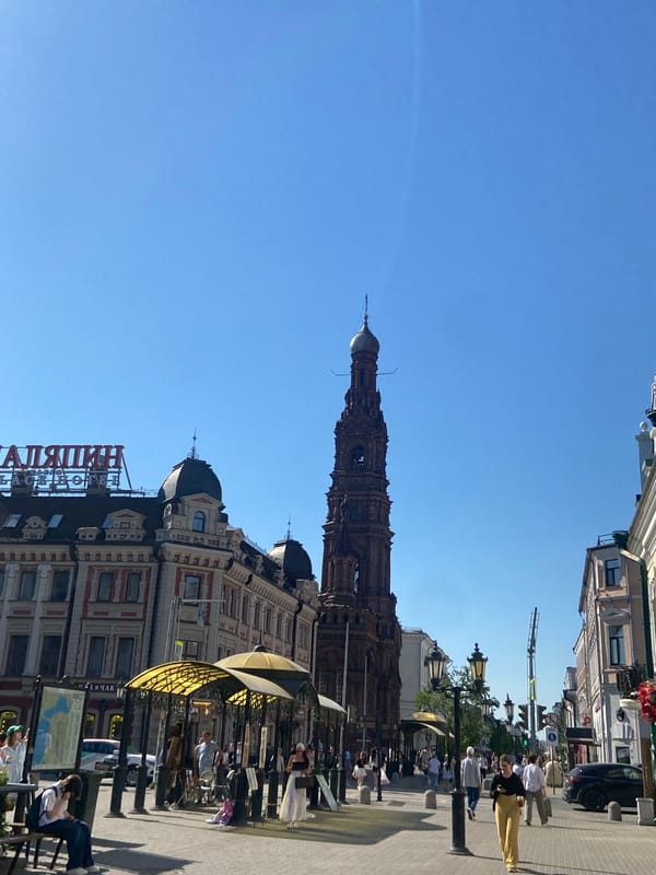 Tourist captures Kazan landmarks and street musician during six-minute walk