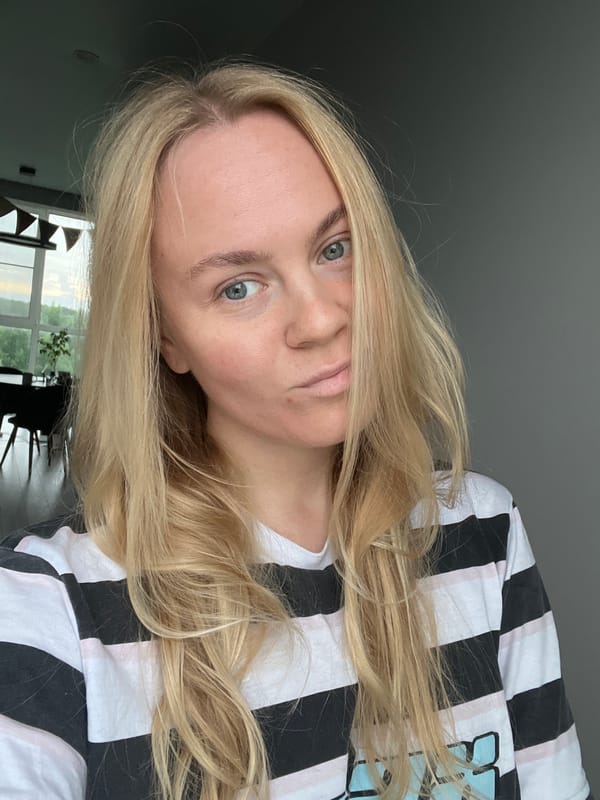 Vologda apartment evening: selfies and a vivid summer sunset