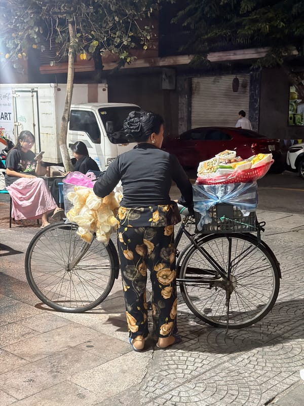 Woman operates nighttime street vending stall in Đà Nẵng