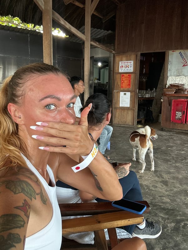 Lazy beach café afternoon in Mũi Né with snacks and selfies.