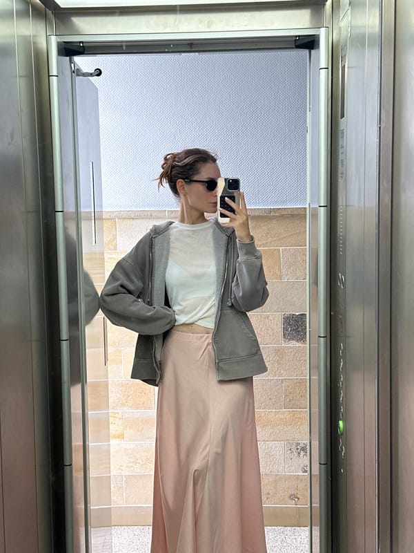 Woman documents building exploration with selfies in Kiel