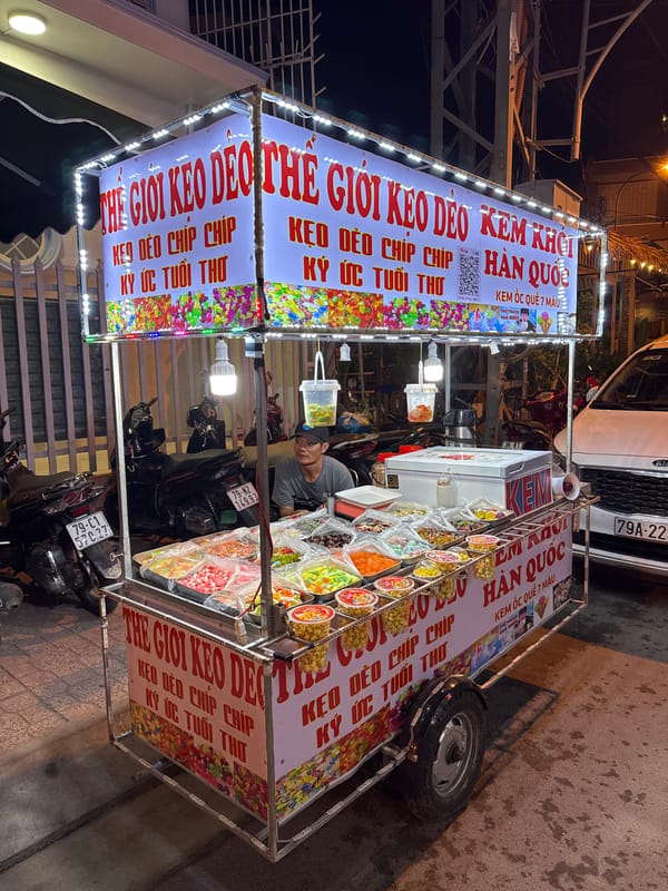 Nha Trang nightlife: streets, food carts, and everyday scenes