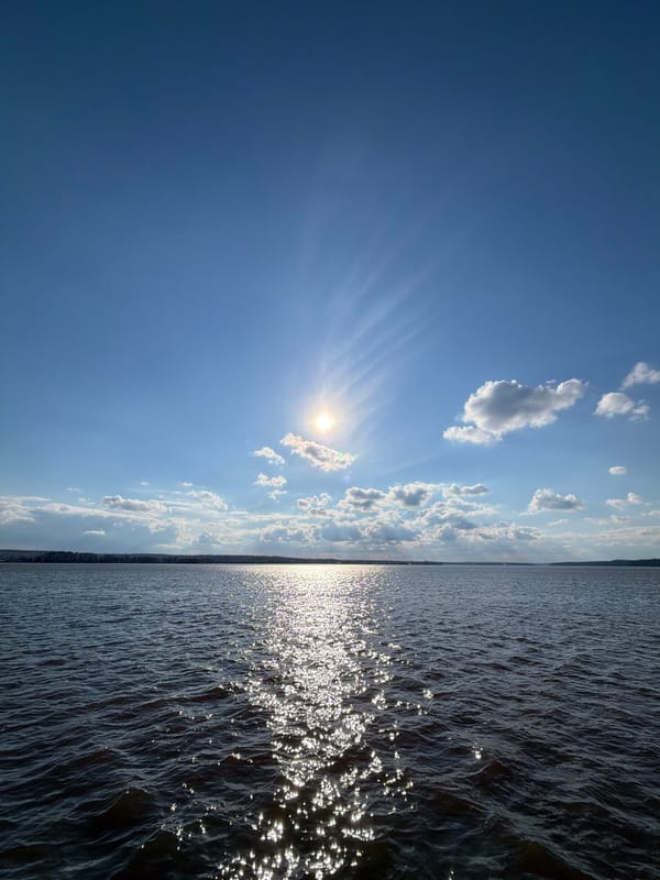 Spring afternoon moments captured around Votkinsk Reservoir