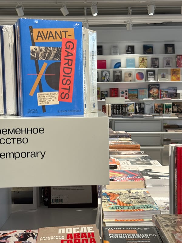 Moscow witness documents bookstores, monuments, buildings during afternoon walkabout