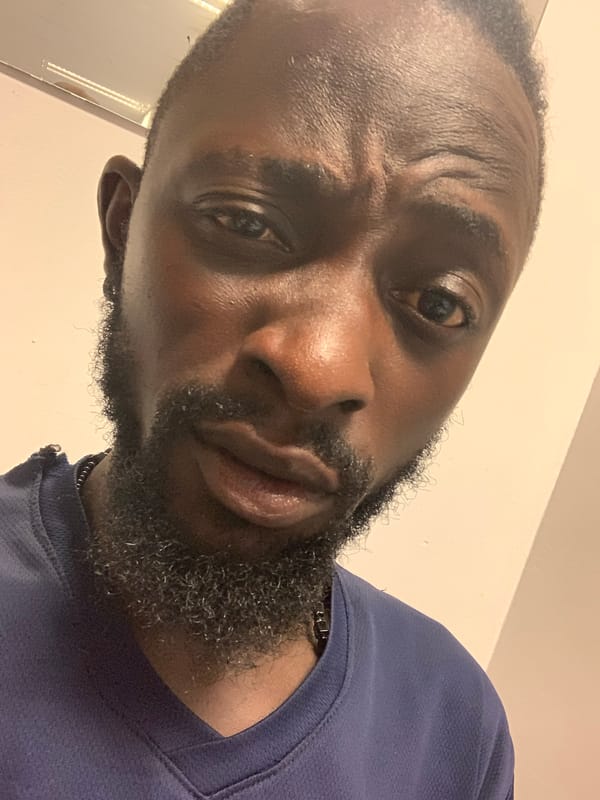 Man photographed twice in Lekki, Nigeria within seconds