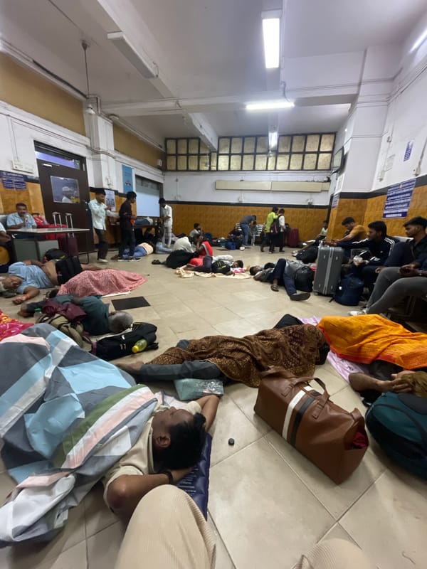 Crowds rest on floor of Mumbai train station