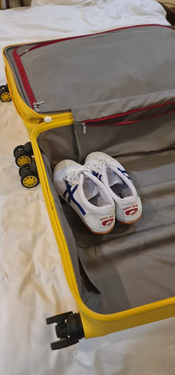 Yellow suitcase with labeled sneakers spotted in Đà Nẵng