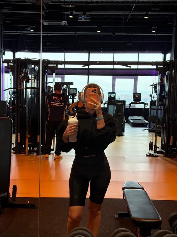 Woman takes gym selfie in Krasnoyarsk early morning workout