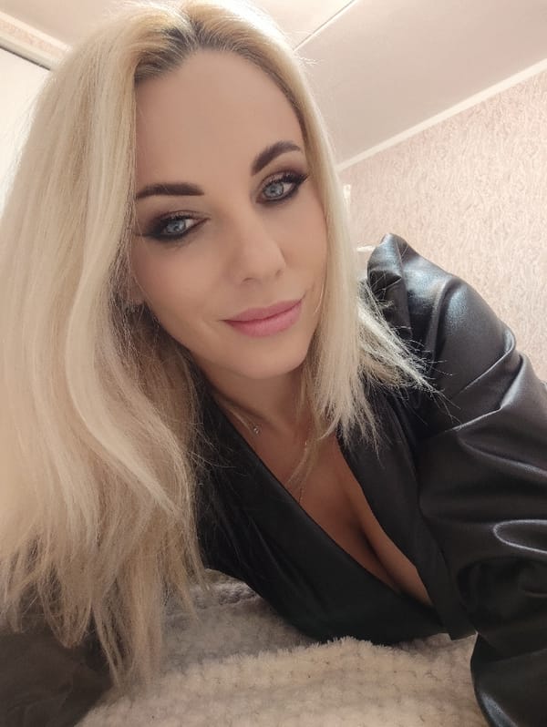 Woman photographs indoor portrait session with cat in Sevastopol