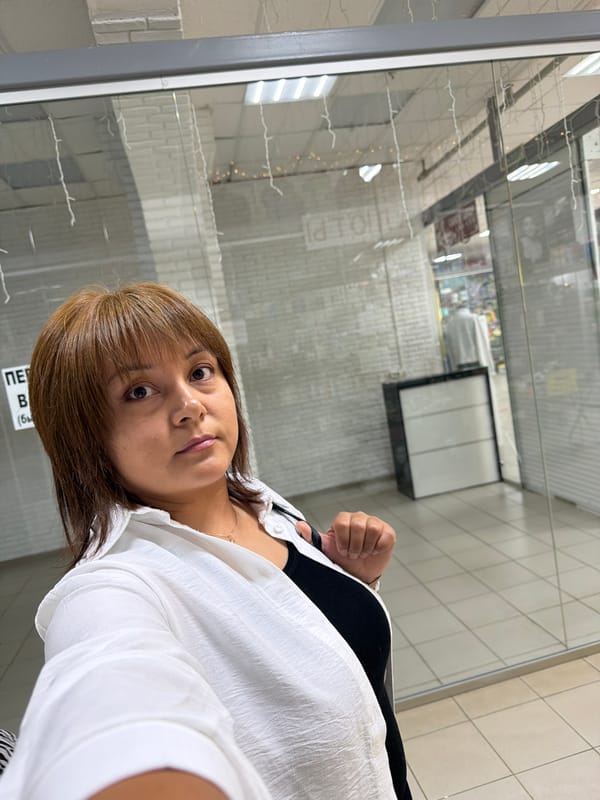 Shopping trip selfies alongside a shattered window in a Russian-language mall