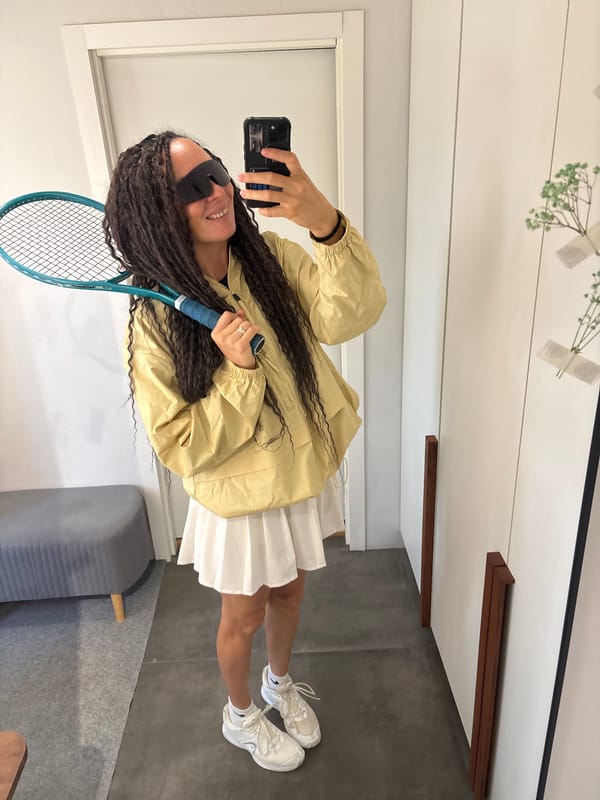 Tennis player takes bathroom selfies with child in Russia