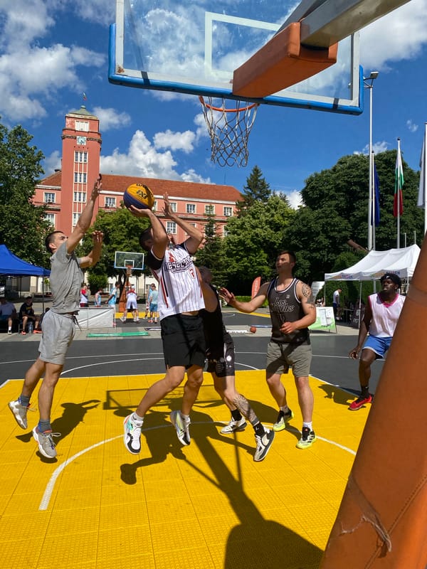 Street basketball game draws players to central Pleven court