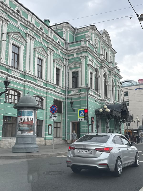 Rainy day crowds and metro scenes in Saint Petersburg