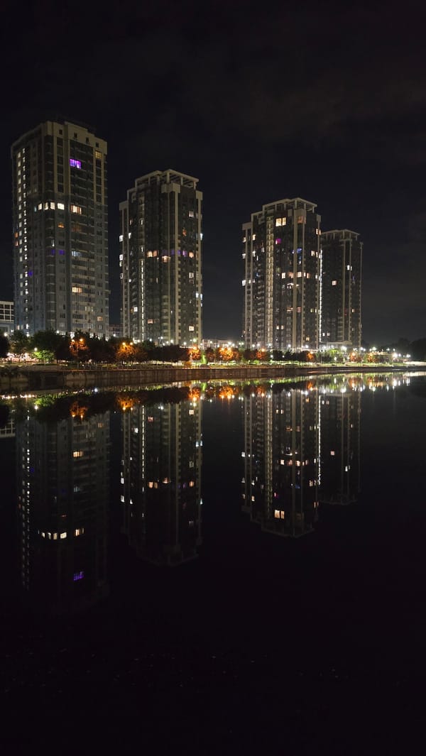 Evening stroll with snacks along Kyiv's illuminated waterfront