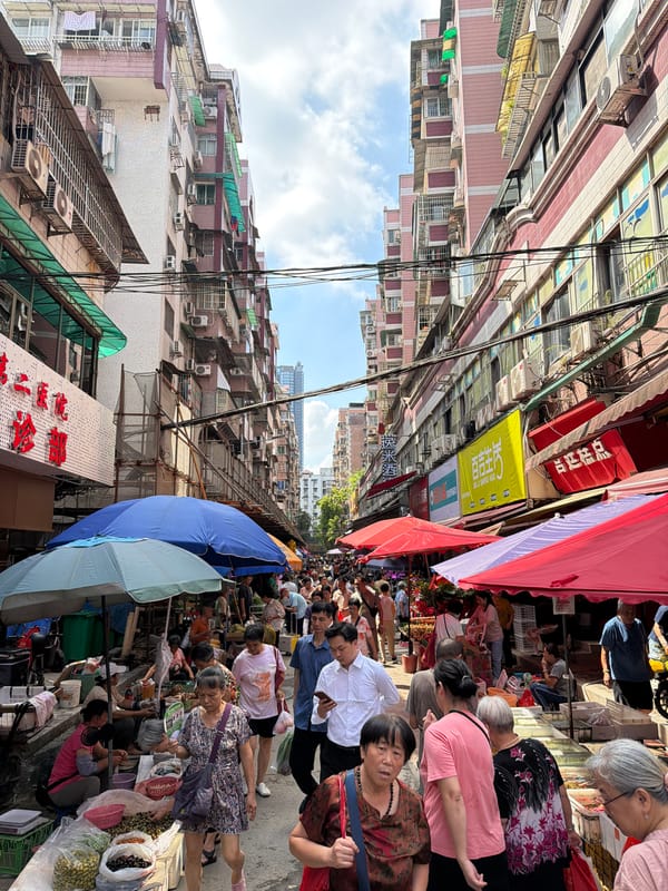 Busy street market in Haizhu District, Guangzhou