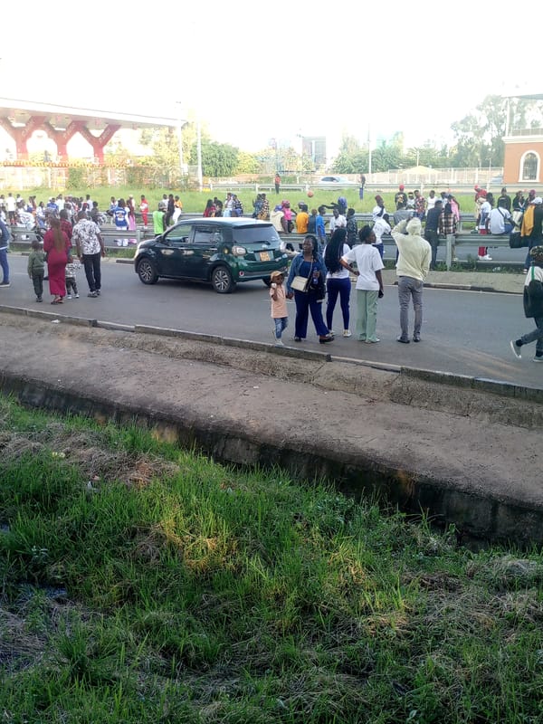 Crowds gather along roadsides in Nairobi Kenya