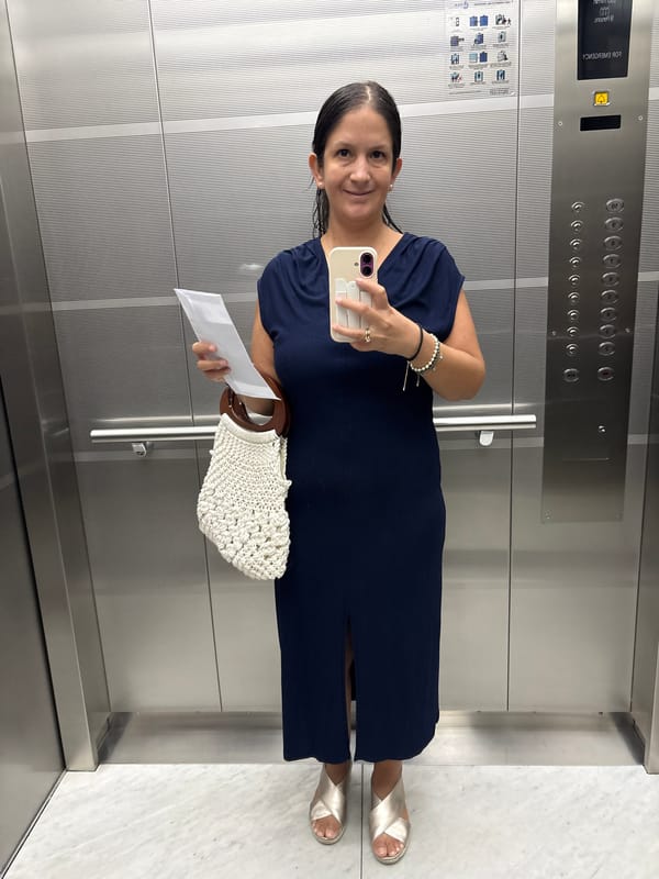 Woman takes elevator selfie in San Isidro, Peru