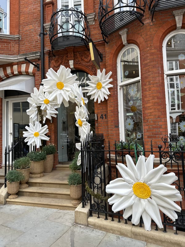 Urban afternoon captures dining, architecture, and live music scenes