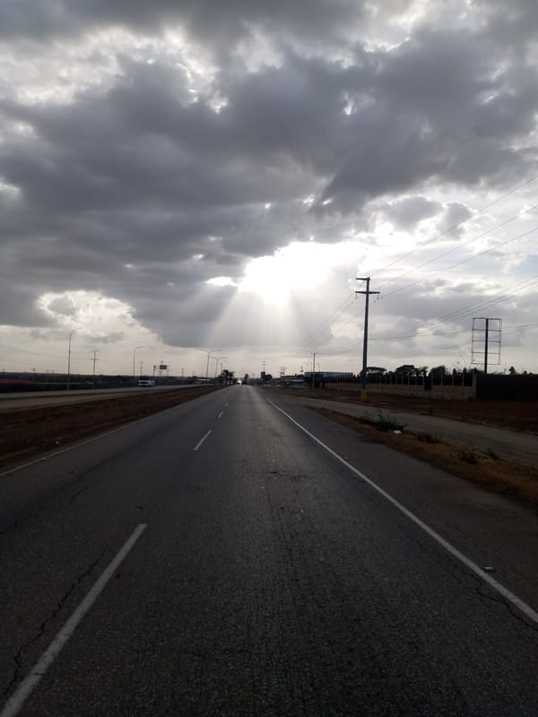 Road scene captured under cloudy skies in El Dátil