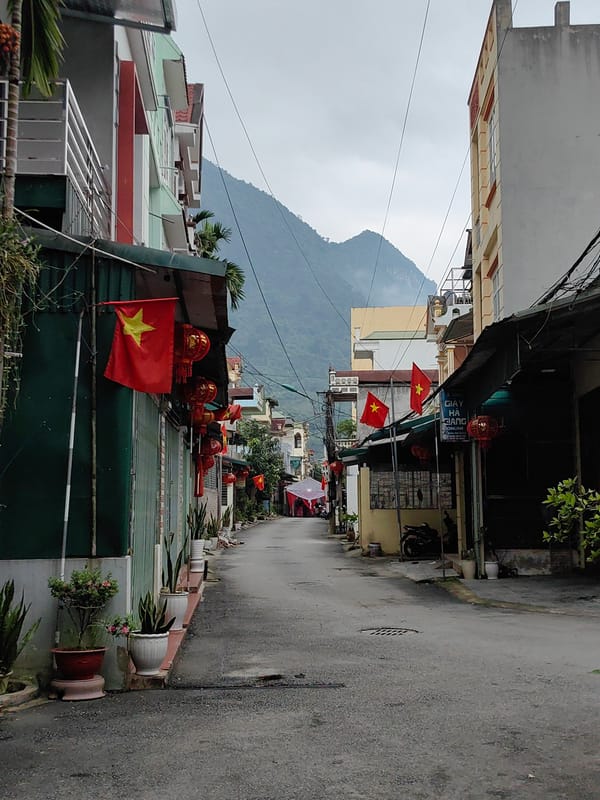 Street scene captured in Thành phố Hà Giang, Vietnam