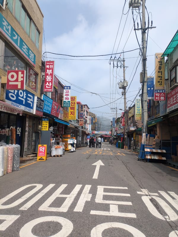 Street scene documented in Seoul during early morning hours