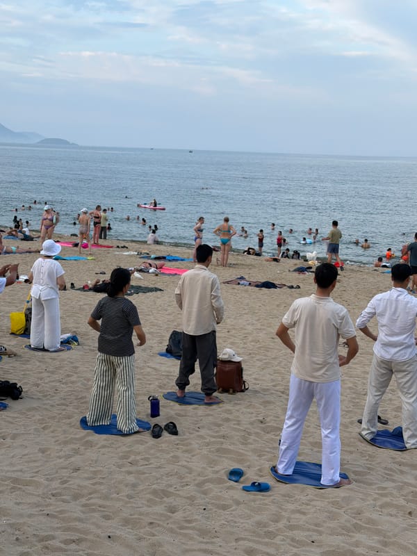 Nha Trang beach promenade buzzes ahead of VnExpress Marathon setup