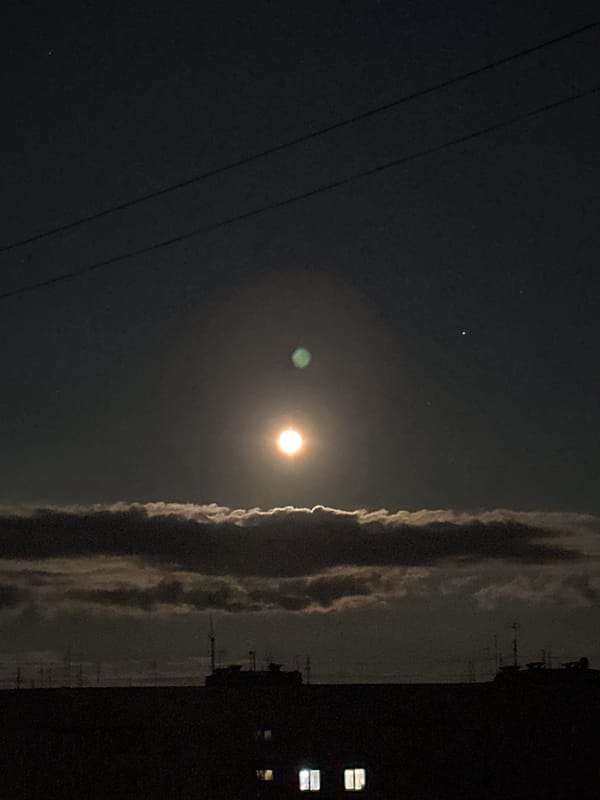 Witness captures bright lunar halo in urban night scene