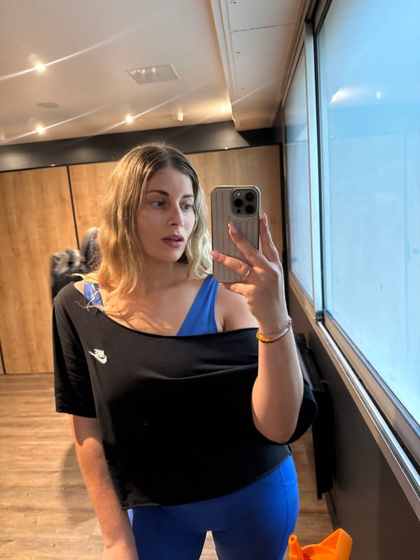Woman documents Paris gym session with workout selfies