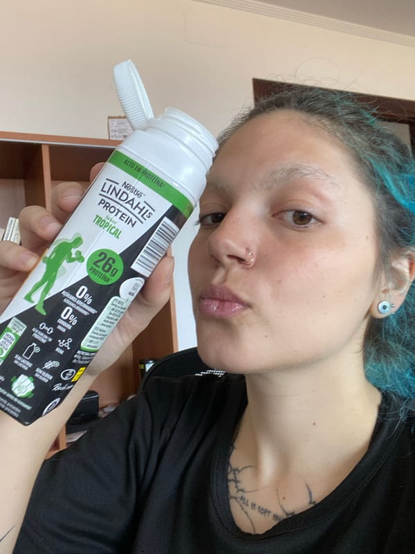 Casual moments captured across Gijón during afternoon hours