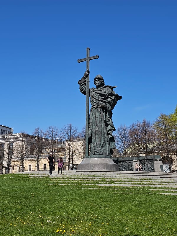 Spring morning scenes captured around Moscow's Kremlin district