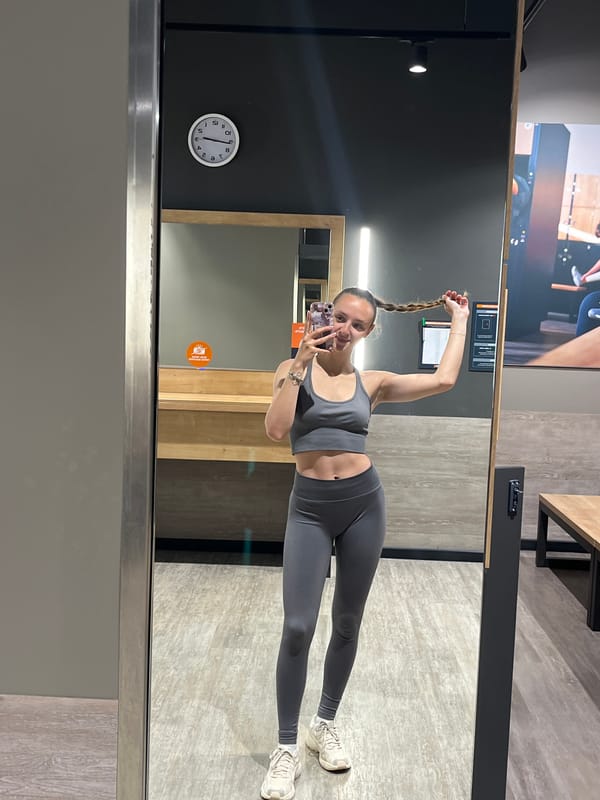 Woman takes gym selfies in Saarbrücken fitness center
