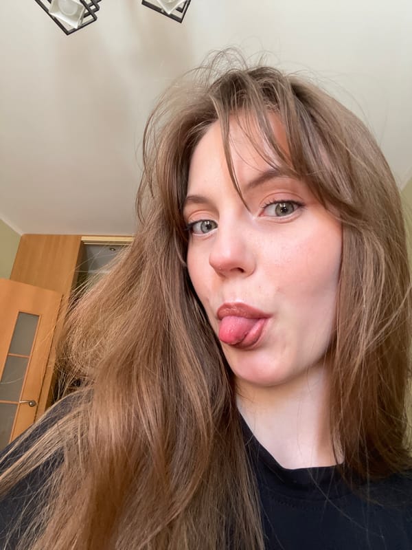 Woman documents morning routine in Ufa bedroom