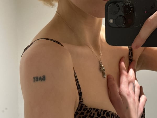 London residents document ordinary Thursday morning moments across city