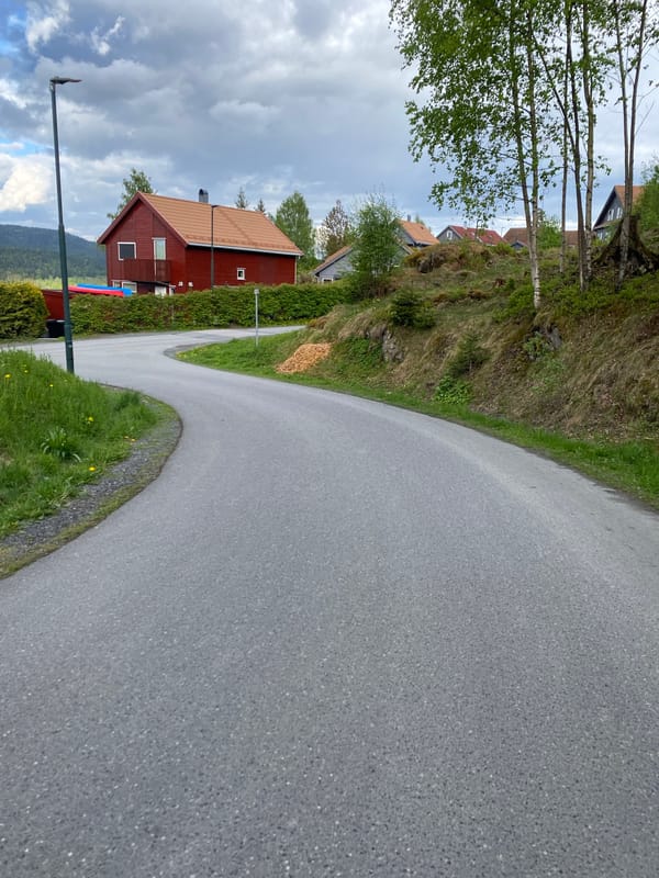 Cyclist documents scenic ride through Lommedalen residential streets
