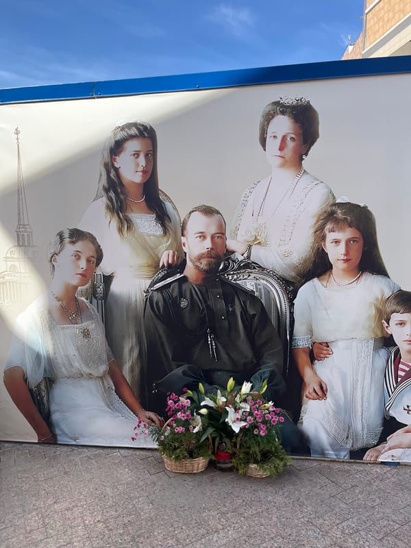 Morning walkthrough documents Ulyanovsk landmarks and Easter displays