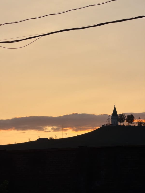 Sunset scenes and playful poodle captured in Krasnoyarsk