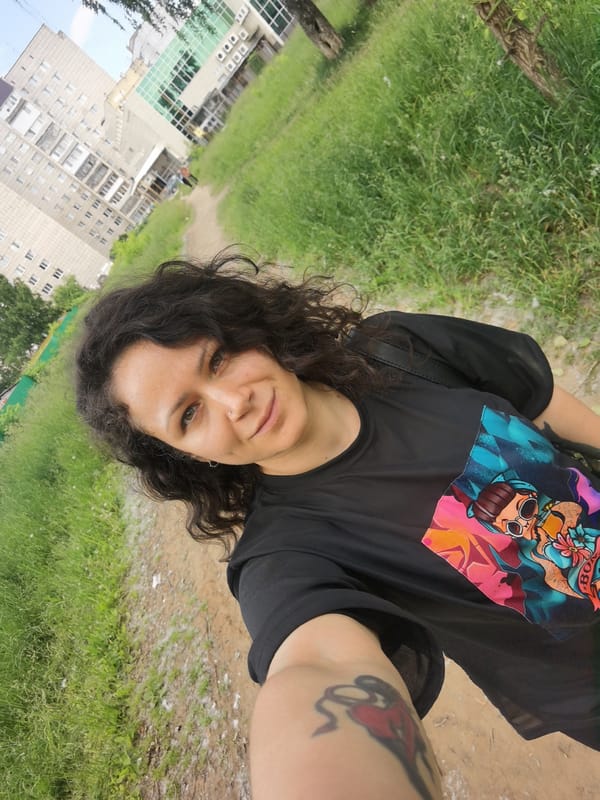 Woman documents casual afternoon moment in Chaikovsky, Russia
