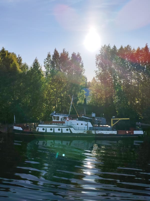 Vessel navigation documented on Russian waterway near Annensky Most