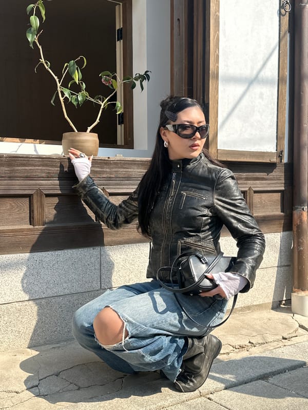 Morning tourist activity documented across Seoul's historic districts