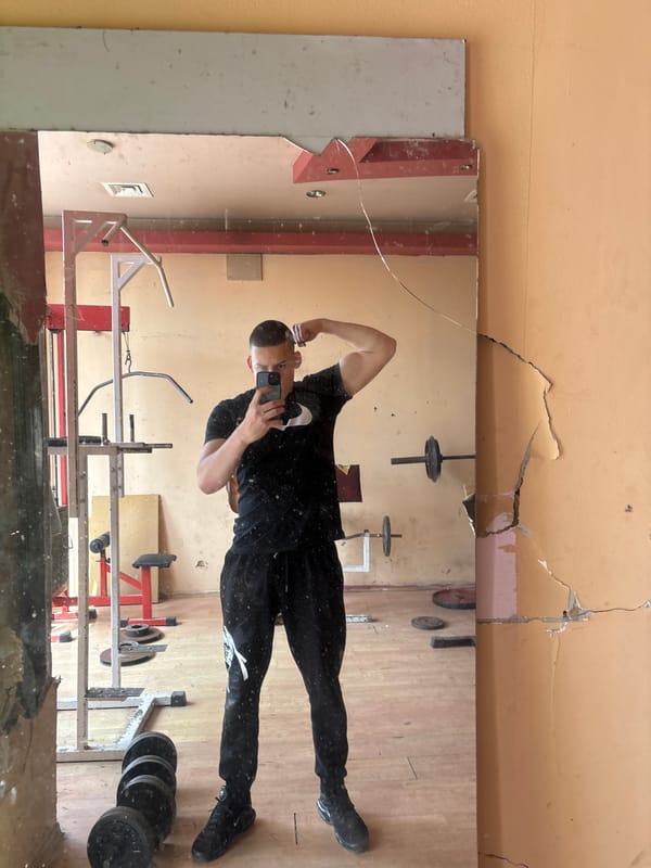 Man takes gym selfies in Goritsa, Bulgaria facility