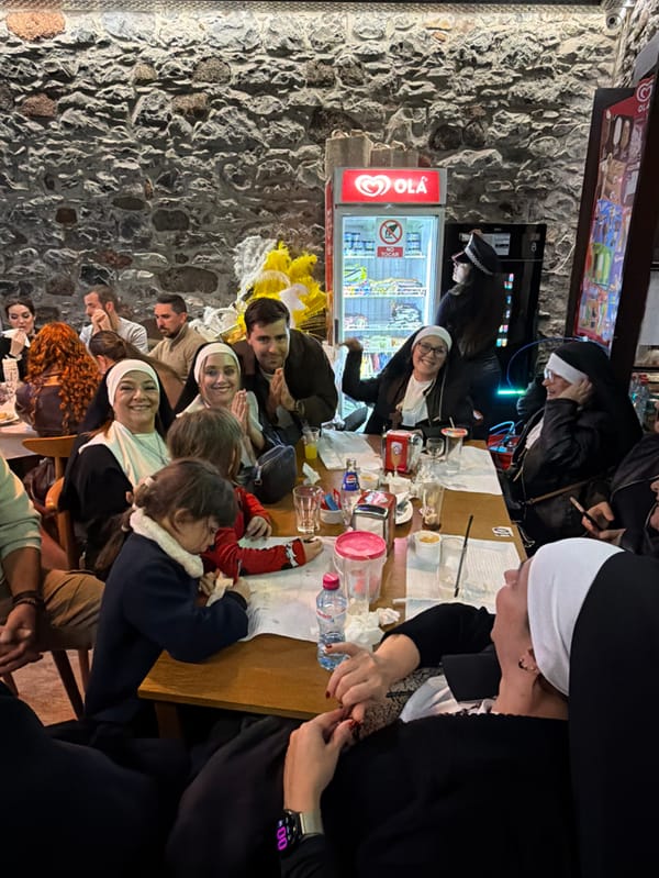 Carnival celebration fills Câmara de Lobos streets with costumes