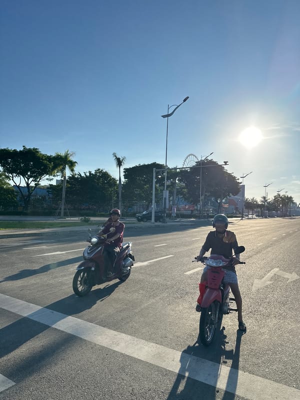 Evening street life documented across Đà Nẵng, Vietnam