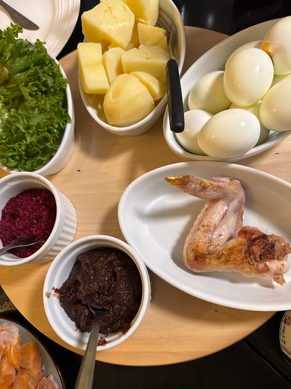 Traditional Jewish meal gathering documented in Ramat Gan home