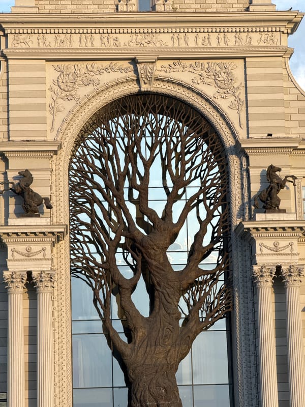 Tourist documents Kazan's architectural landmarks in four-minute walking tour