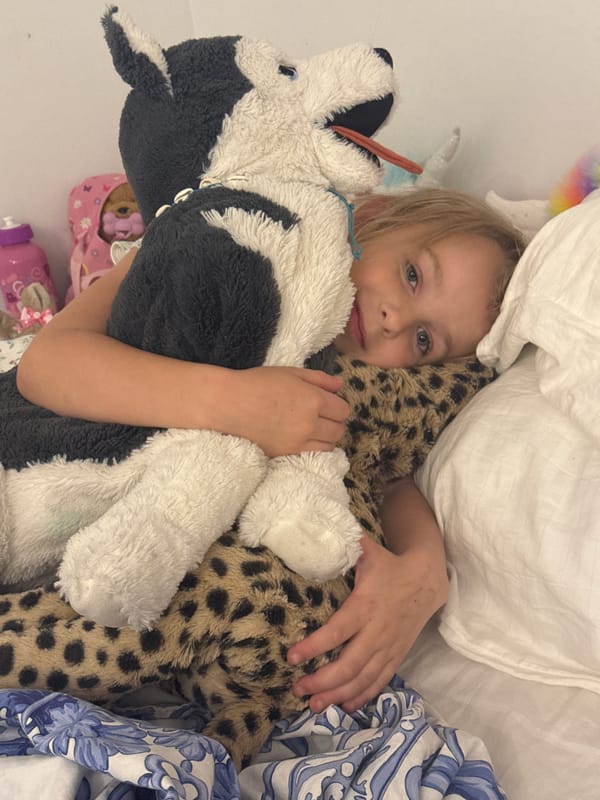 Family moments captured in Valencia home during evening hours